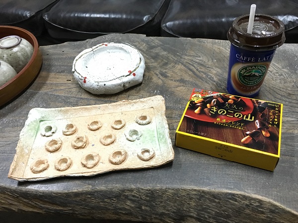 きのこの山専用皿ってこんな感じです。 | 奥田大器の活動ブログ